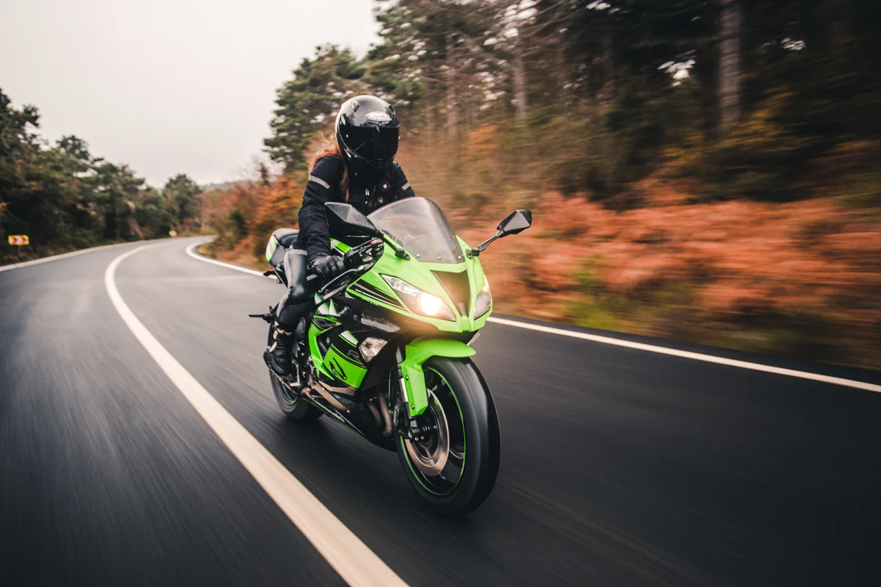 Motociclista de Motopasión en carretera